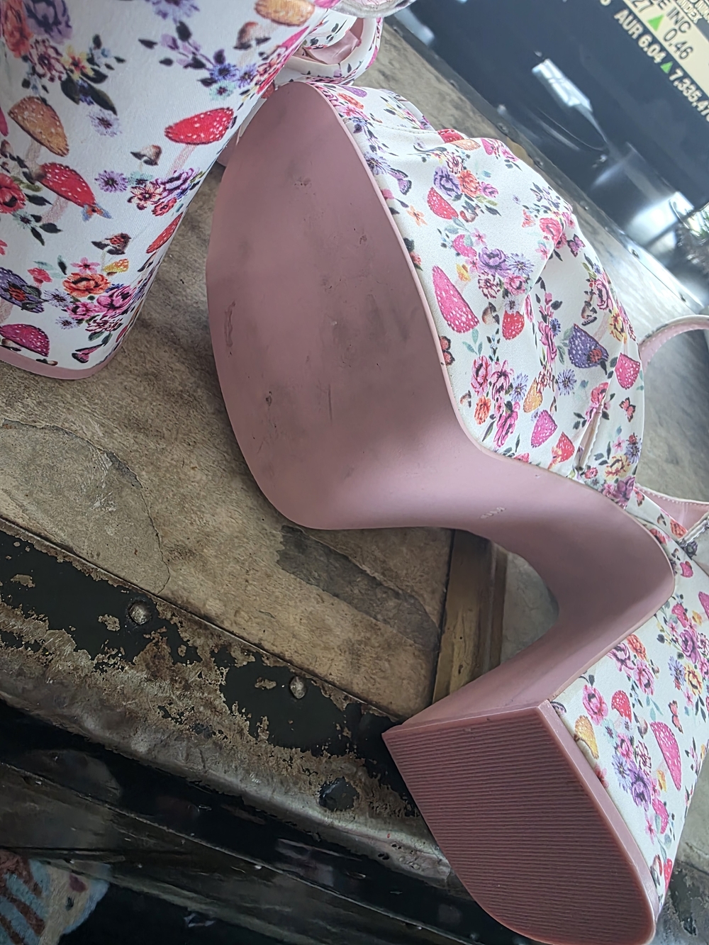 Sugar Thrillz White Floral Platform Block Heels - Picture 7 of 7